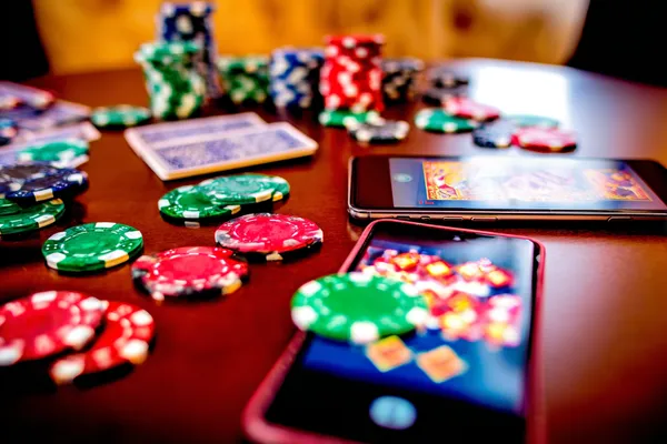 Un croupier professionnel en smoking accueille les joueurs à une table de roulette, symbolisant l'ambiance authentique du casino en direct sur KWANZA.