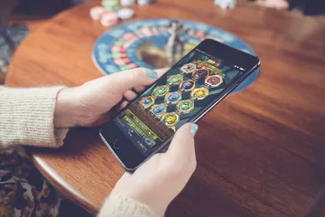 Une femme stylée près de machines à sous lumineuses affichant des sevens, mettant en avant la variété des meilleurs slots sur KWANZA.