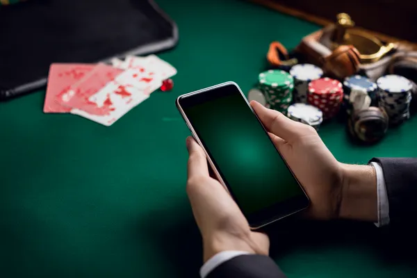 Une femme sourit près de machines à sous lumineuses affichant des symboles chanceux, mettant en valeur l'offre de slots KWANZA.