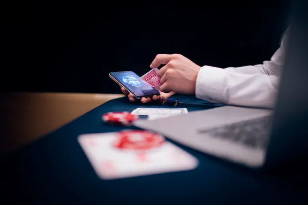 Une scène dramatique où des sevens gagnants s'alignent sur un rouleau entouré de pièces d'or brillantes, symbole des gros gains.