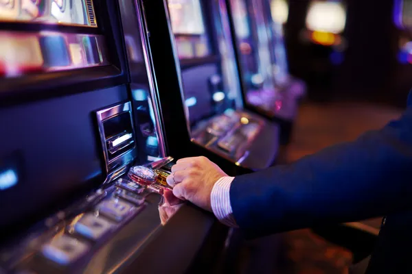 Un ordinateur portable éclaire un formulaire de connexion dans un décor minimaliste, symbolisant le système d'accès protégé de KWANZA.